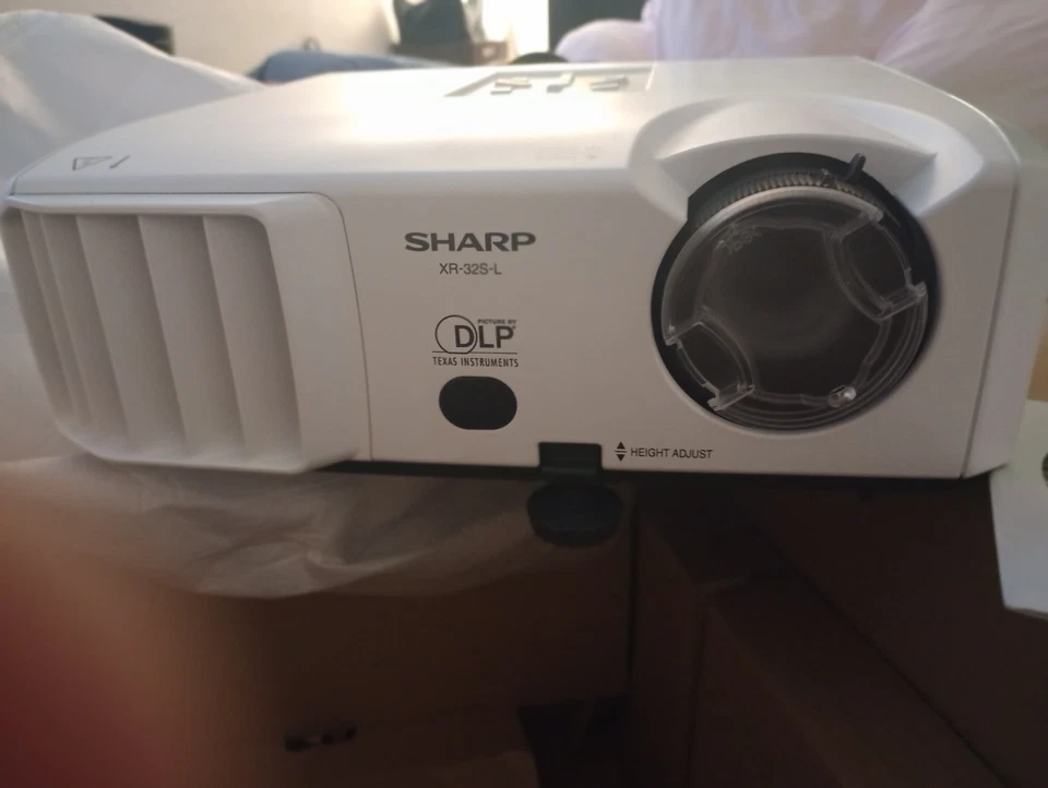 Sharp XR-32S DLP SVGA Multimedia Projector -1080i Video w/Remote & Software - Image 4 of 4