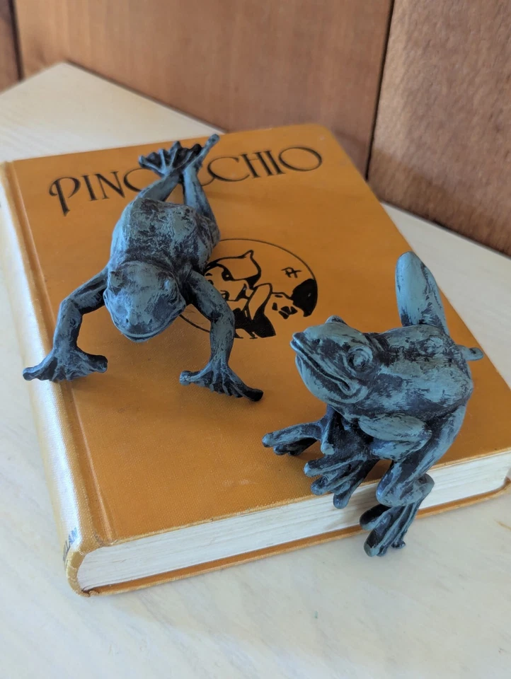 Lot Of 2 Frog Pot Hugger Shelf Sitter Resin Antiqued Green Patina Plant Decor - Image 2 of 4