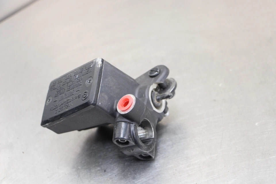 14-17 YAMAHA FZ09 FRONT BRAKE MASTER CYLINDER 1RC-2580A-00-00 Foto 4 de 4