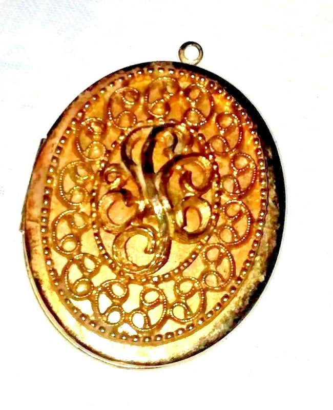 Vintage Filigree Oval LOCKET Necklace Pendant Fancy Scroll Design Gold Tone