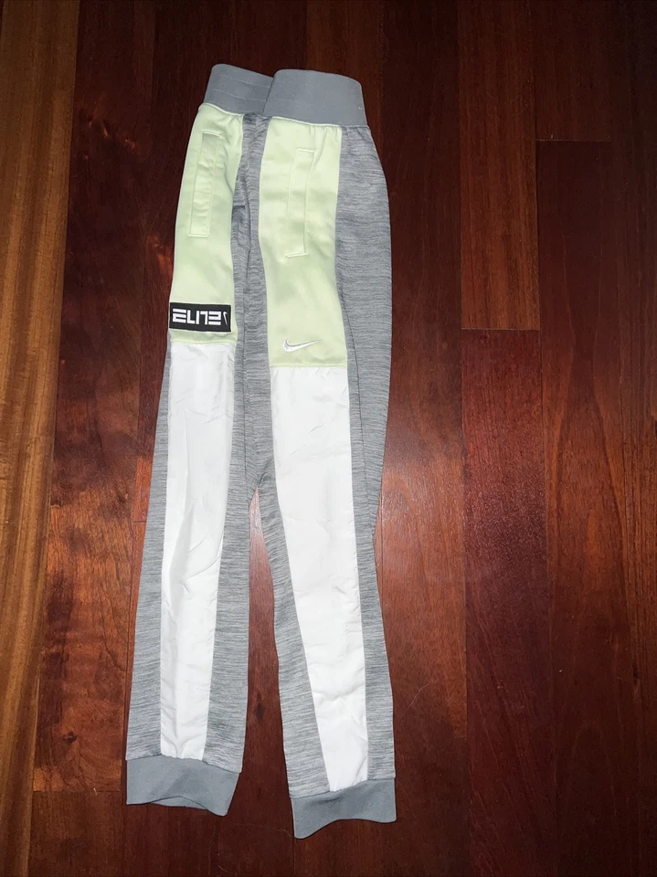 Pantalones deportivos Nike Therma-Fit grises, verdes y blancos grandes para niños Foto 3 de 4