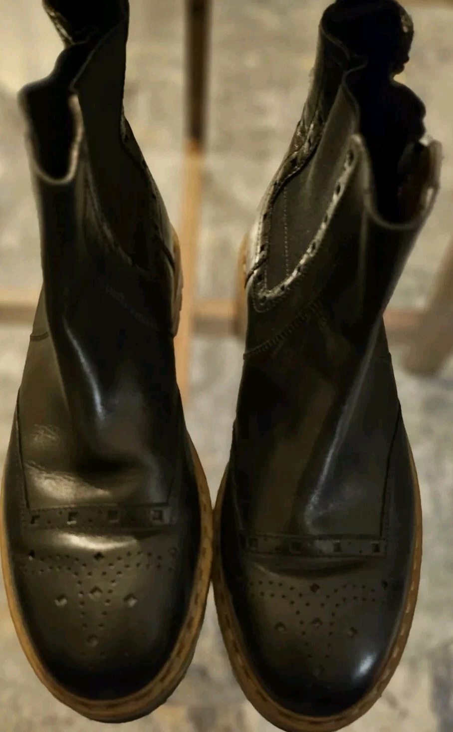 Stivali Clarks Oxford Brogue neri con suole cucite UK8 usati buoni senza scatola