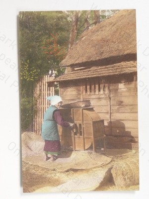 Japanische Frau Winnowing Getreide Farm Maschine Reetgedeckte Hütte um 1910 Postkarte