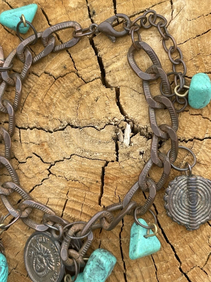 una pulsera con dije turquesa y cobre Foto 2 de 4