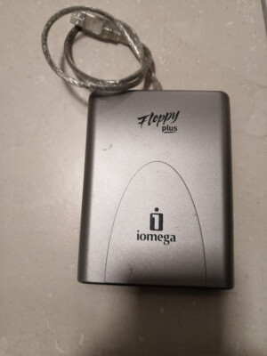 Iomega CRE-01A Floppy Plus 7-in-1 Kartenleser USB  CF/MICRODRIVE SM/SD/MMC/MS
