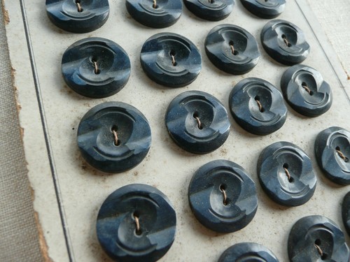 Lot De 17 Boutons Anciens En Bakélite - Assortiment De Couleurs Et Formes - Occasion Bon état