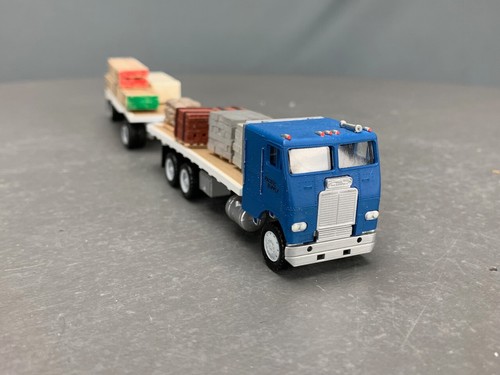 HO Trainscapes Pacific Supply Freightliner Semi w/2 Trailers Loads HO2418 LZ - Picture 3 of 14