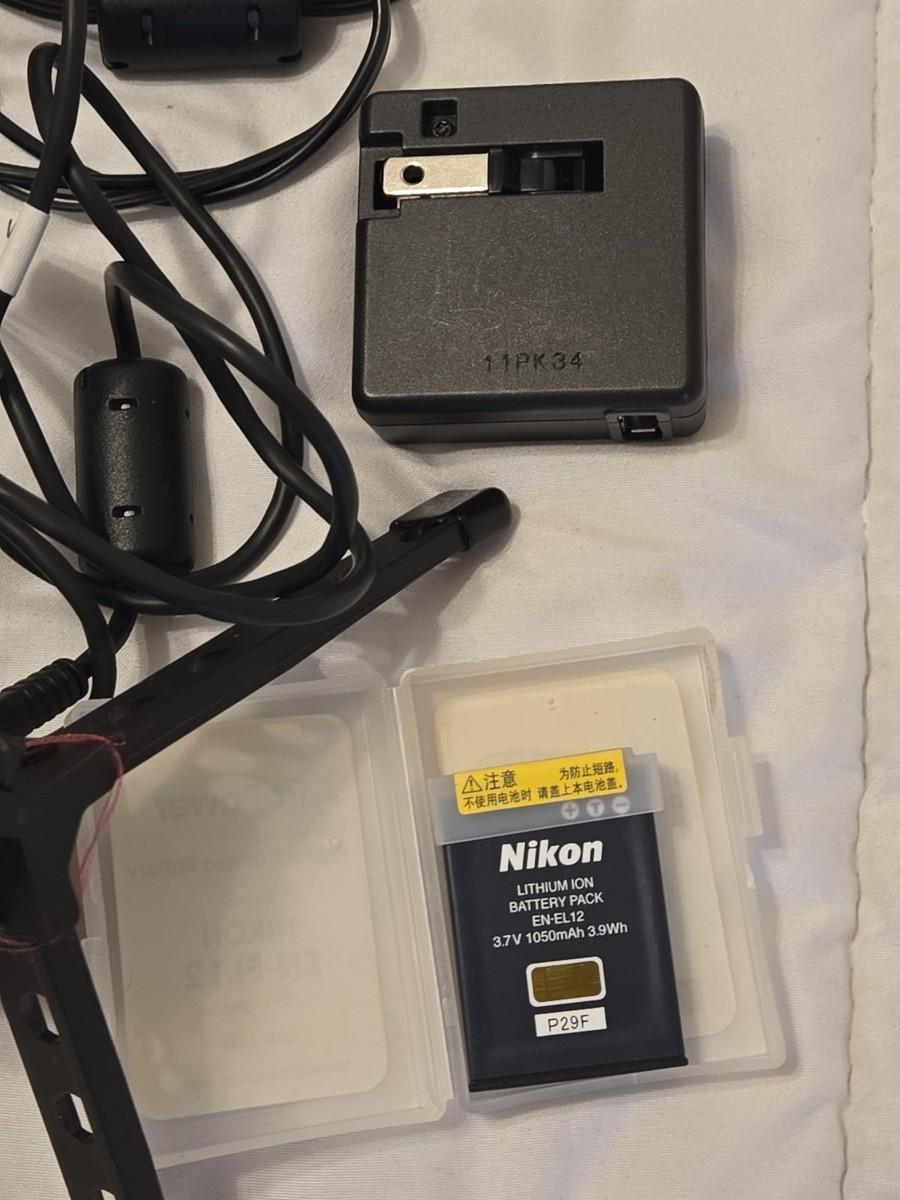 Nikon COOLPIX S8200 Black Camera 14x Zoom Accessories Charger