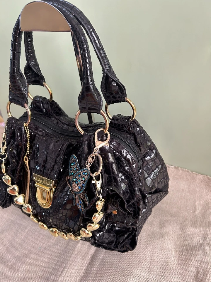 Bolso de mano Baby Phat con relieve de cocodrilo - herrajes dorados, cadena de corazón y dije de mariposa Foto 2 de 4
