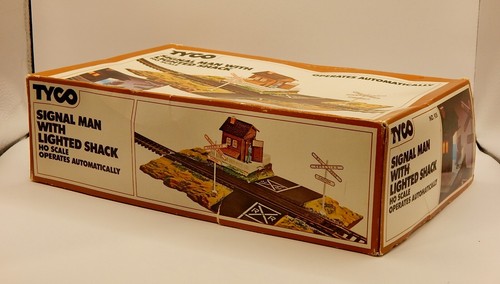TYCO Vintage 1977 Signal Man with Lighted Shack #928 HO ~ Preowned, Very Good! - Picture 2 of 13