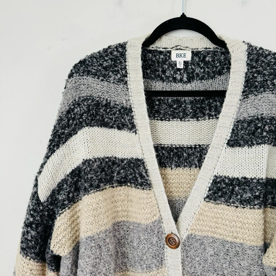 Suéter feminino BKE listrado cinza e bege de malha com botões tamanho XL - Imagem 2 de 4