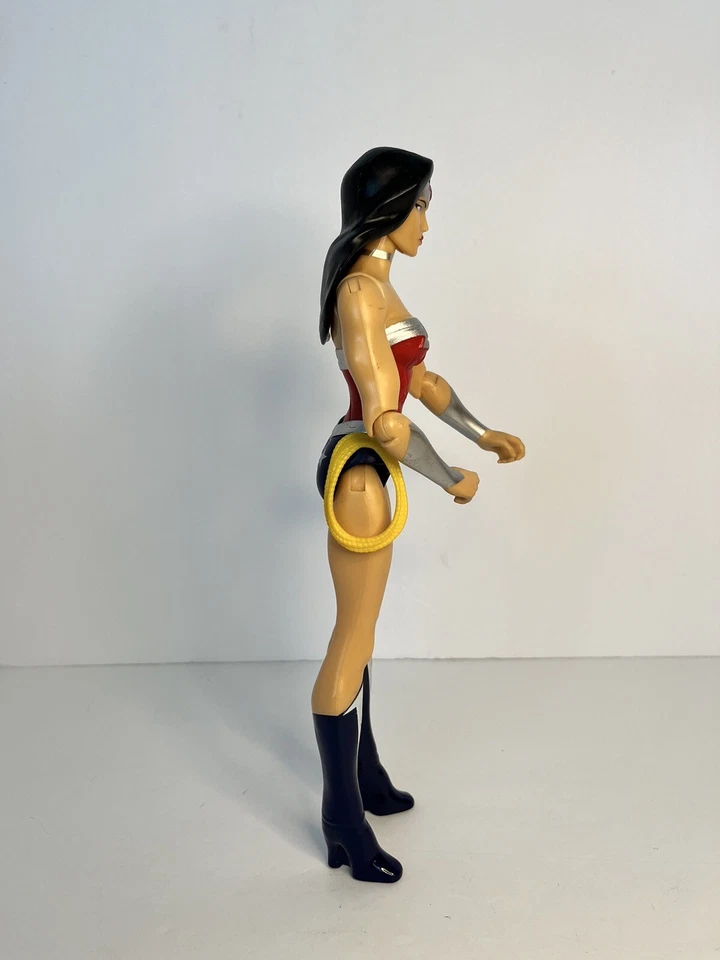 Figura de acción Wonder Woman DC Comics de Mattel ajustable posable Foto 3 de 4