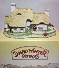 David Winter Cottages Yeoman's Farm House w/ Box - Heart of England Series, 1985
