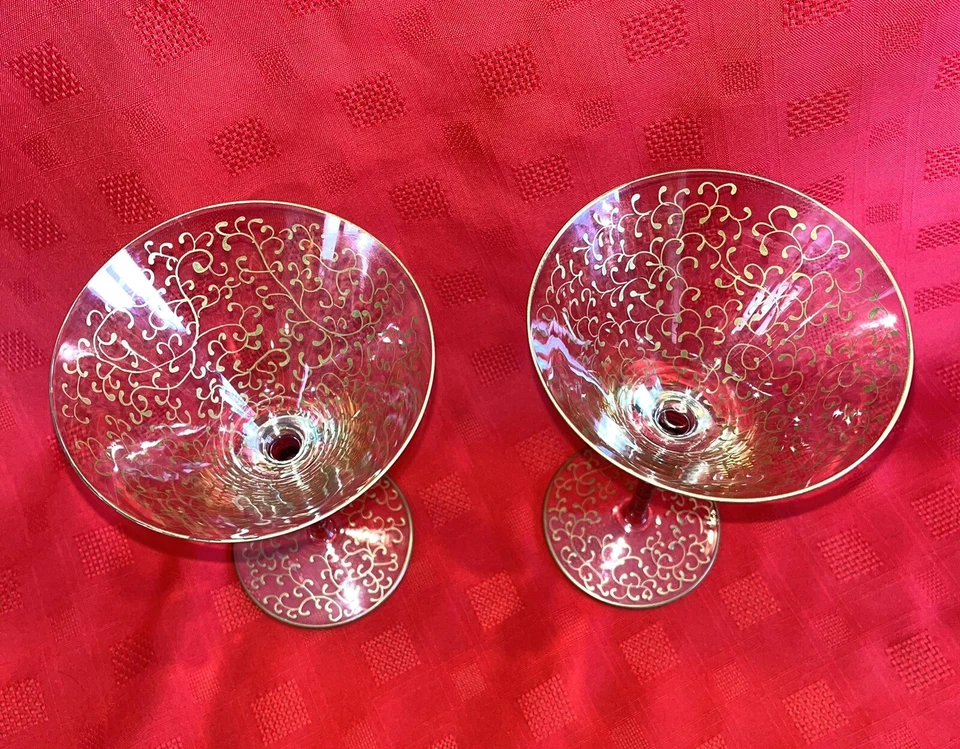 Pier 1 Rioja boca soprada Martini vidro haste vermelha pergaminhos dourados 8" conjunto de 2 - Imagem 4 de 4