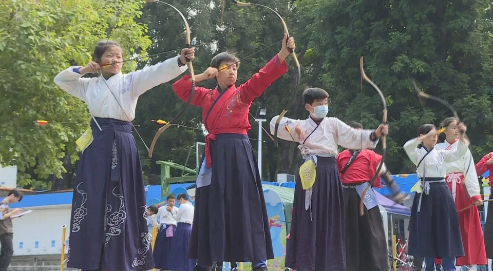 15LB Handmade Traditional Recurve Bow Juvenile Archer Outdoor Archery Practice - Image 4 of 4