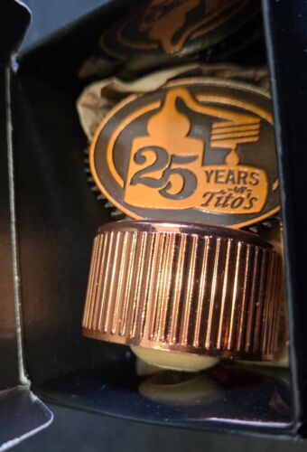 Tito’s Vodka 25th Anniversary Tappo Topper Bottiglia da Collezione con Scatola - Foto 2 di 9