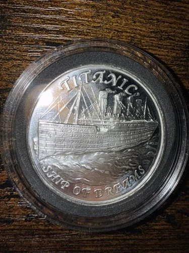 VINTAGE Titanic "Ship of Dreams" 1 Troy Ounce .999 Fine Silver In Capsule