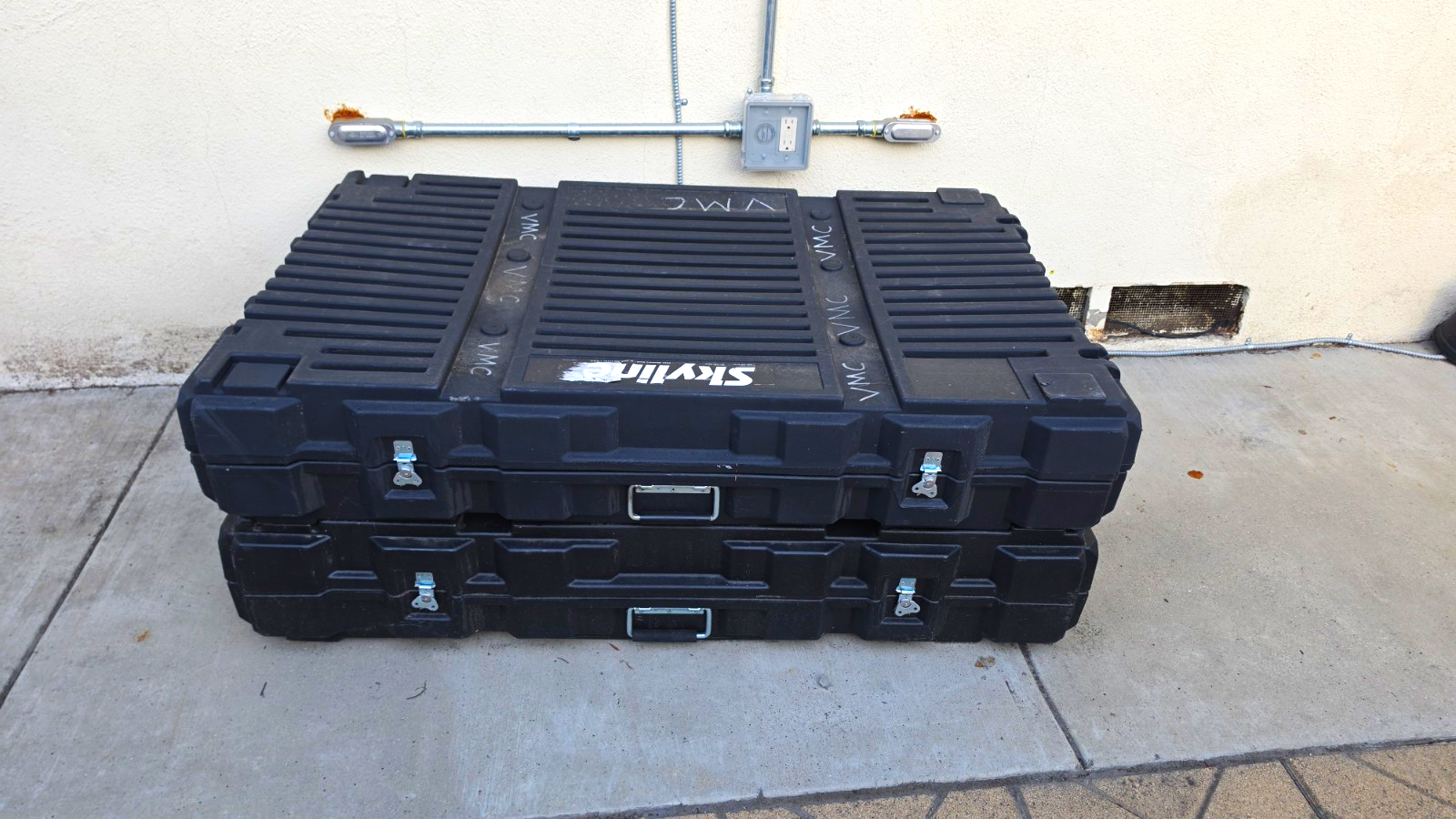 SKB Flight/Road-Ready Mixer Equipment Case, Black Rigid Plastic