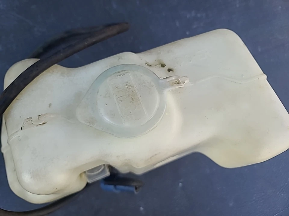 Botella de líquido para lavadora de parabrisas Toyota Celica 82-85 con soporte - RA65 ST GT GT-S Foto 2 de 4