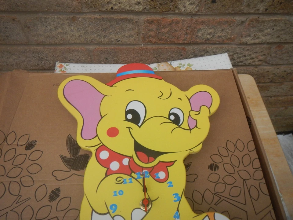 RELOJ DE PARED ARACNE ITALIA, HECHO A MANO NIÑOS ELEFANTE MADERA NUEVO AMARILLO Foto 2 de 4