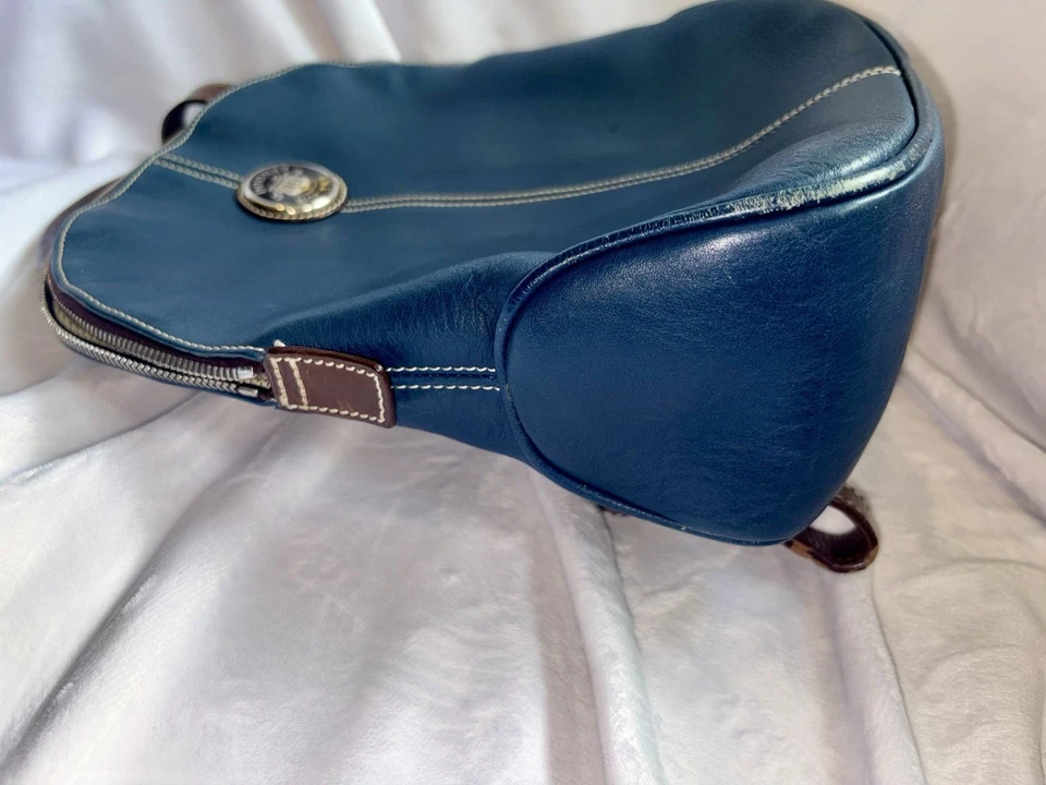 Mochila Dooney & Bourke azul oscuro con ribete de cuero marrón Foto 3 de 4