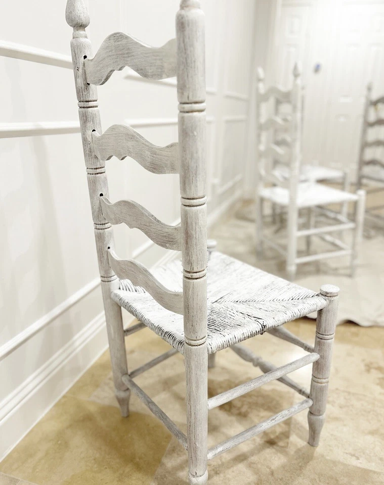 Silla lateral antigua francesa del siglo XIX blanca con respaldo de escalera Foto 3 de 4