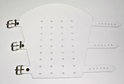 1 gelochte weiße Leder Armstulpe Armschiene 3-fach Verschluß mit Rollschnallen