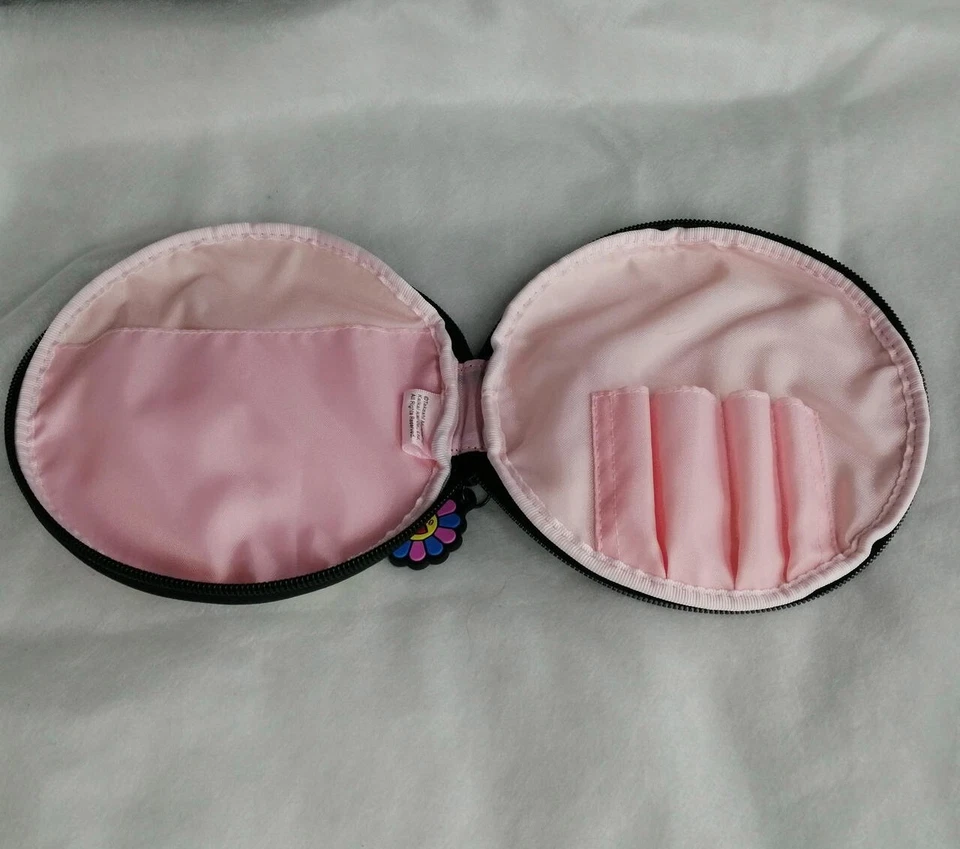 SHU UEMURA MURAKAMI Takashi Colaboración Maquillaje Brochas Set Bolsa Cosmética Foto 4 de 4