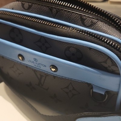 Louis Vuitton Pochette Monogram Leder grau/blau Reißverschluss Textilfutter