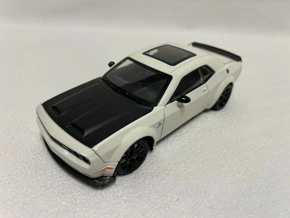 1:24 Dodge Challenger Hellcat Alloy Diecast Toy Car Model Sound Light Pull Back - Image 2 of 4