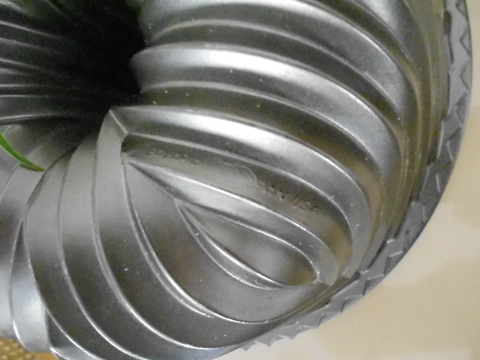 Nordic Ware 53624 Stampo Bavaria, Alluminio, Argento, 10 Cup Capacity - Immagine 4 di 4