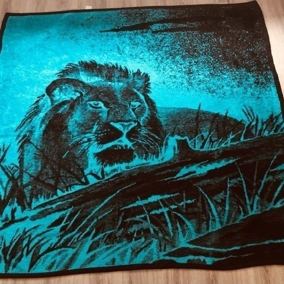 Manta acrílica con estampado de león verde azulado. Foto 3 de 4