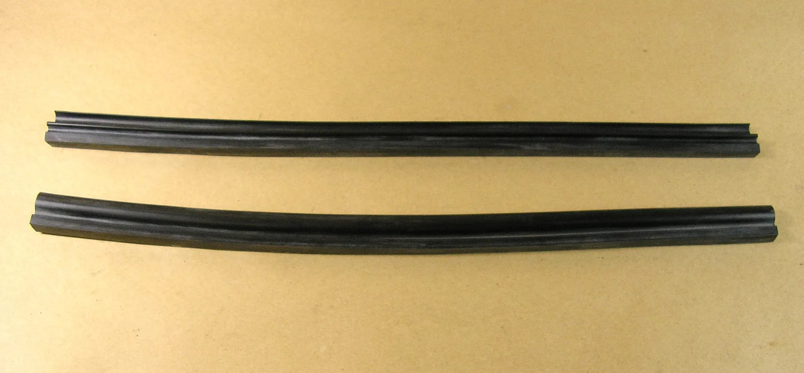 1949 1958 Pontiac Hardtop & Conv  Quarter Window Vertical Lip Seal, C4762955RS