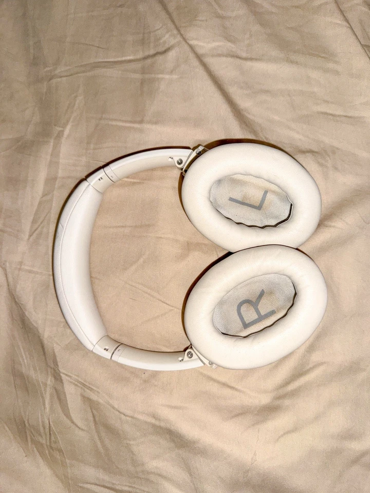 Bose Quite Comfort Q45 Wireless Noise Cancelling Headset Pearl White - Image 2 of 3