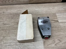 DE-STA-CO Model 800 Pnuematic Retractor Clamp Destaco #90D7PR5*BI