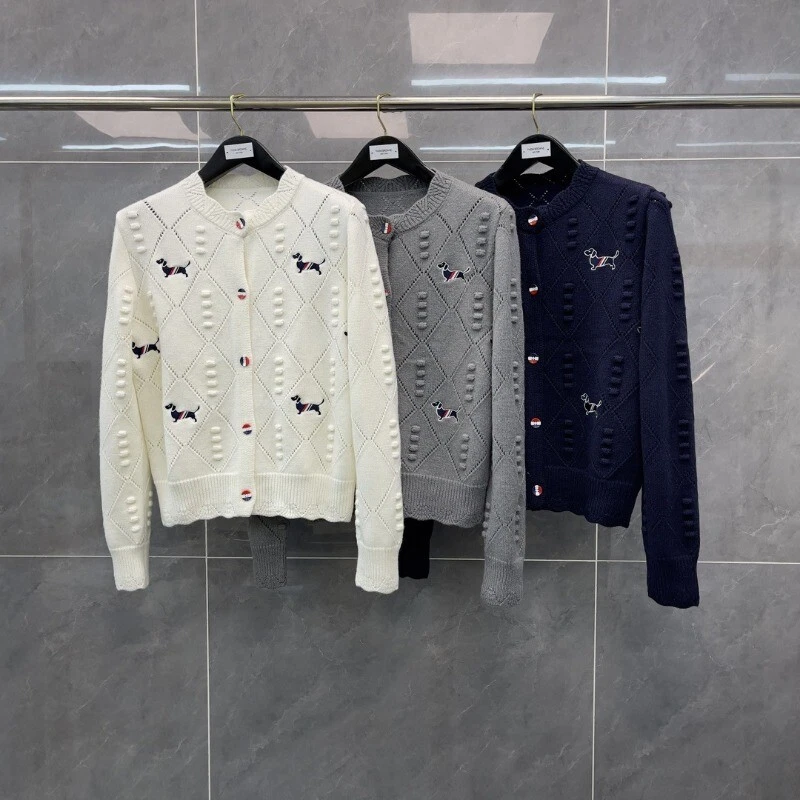 Cardigan donna Thom Browne ricamato cucciolo bordo ondulato maglia quadri diamantati