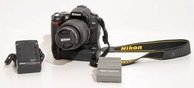 Nikon D D90 12.3 MP SLR-Digitalkamera, schwarz (Kit m. Trolli,div. Obj, Blitz..)