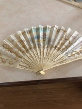 Absolutely gorgeouse silk fan victorian 1800s in perfect condition