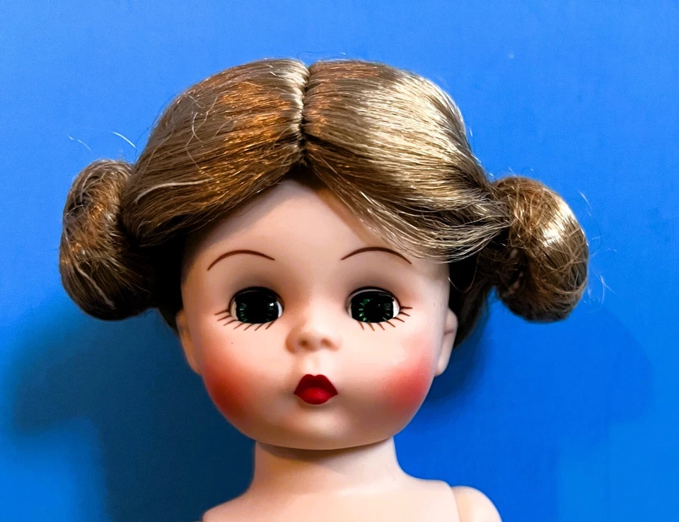 Peluca Madame Alexander para muñeca de 8 pulgadas, marrón dorado con un moño a cada lado Foto 2 de 3