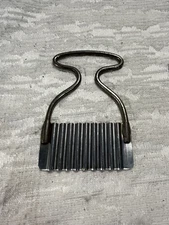Vintage Potato Wavy Cutter Crinkle Vegetable Fruit Knife Slicer. -- 5045