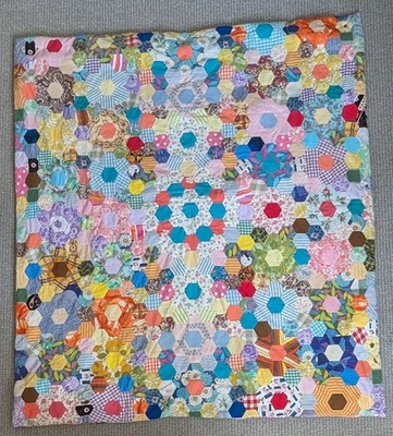 Vintage Handarbeit Patchwork Quilt, 40er bis 70er Stoffe, Sechsecke, gepolstert, 2-seitig