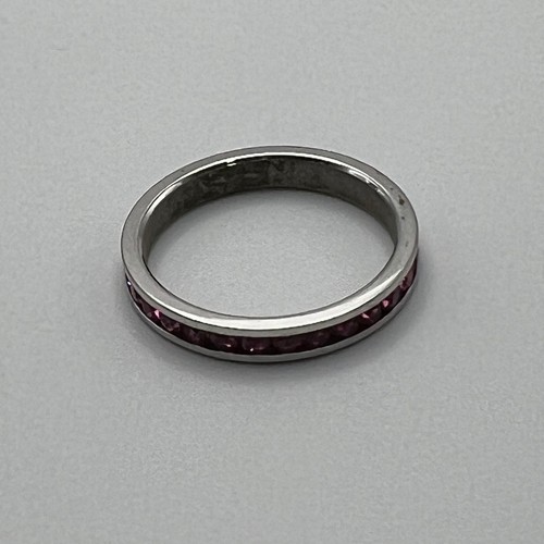 Anillo banda para mujer tono plata cristales rosas talla 7 - Imagen 4 de 9