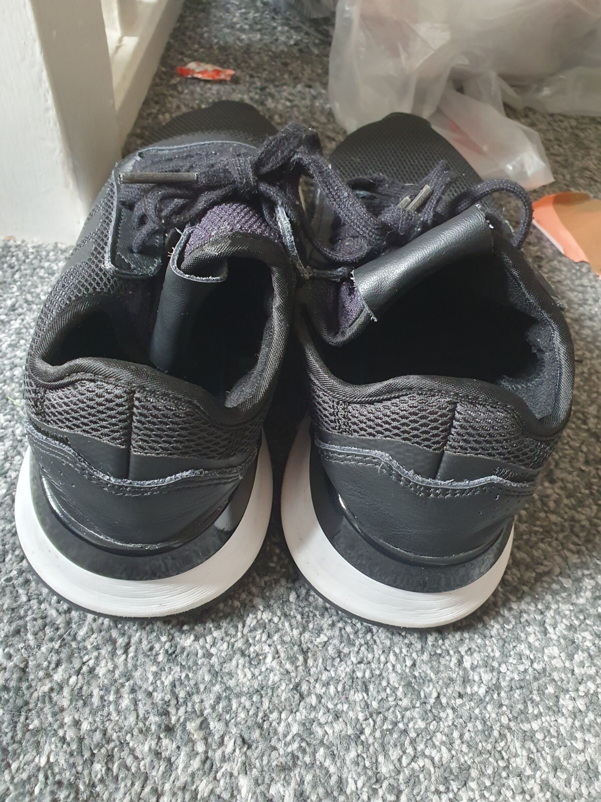 SAOLA Scarpe da ginnastica Adidas taglia 5 nere con suola bianca buone condizioni