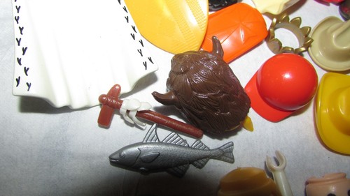 DE COLECCIÓN AÑOS 70 PLAYMOBIL JUGUETES FIGURAS Y ACCESORIOS 40 FIGURAS SOMBREROS ESCUDOS PECES - Imagen 2 de 22
