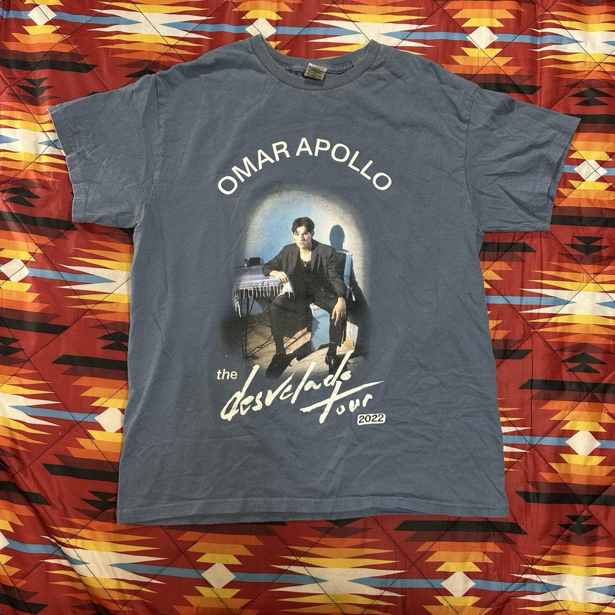 Omar Apollo Desvelado Tour Tシャツ 2022 Omar Apollo The Desvelado Tour 2022 Graphic Blue T-Shirt Men's