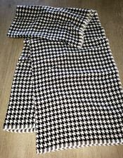womens BLACK WHITE HOUNDSTOOTH DESIGN SCARF one size fits most WINTER WEAR NICE 