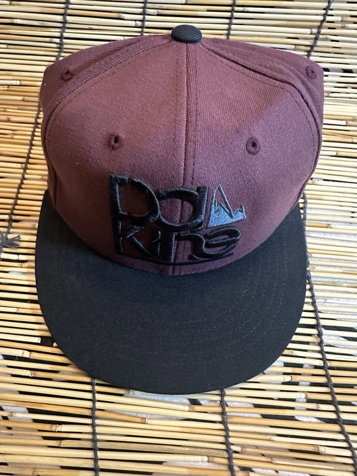 Dakine 210 FlexFit 尺寸 6 7/8-7 1/4 棒球帽贴合图形黑色栗色帽子 — 第 2/4 张图片