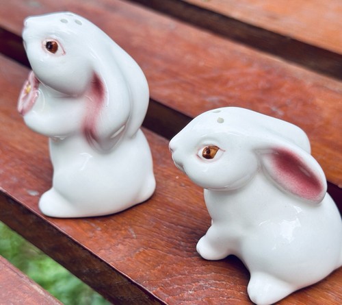 Vintage 1983 Avon Kitschy Bunny Rabbits Salt & Pepper Shakers Pink Bunnies - Picture 8 of 16