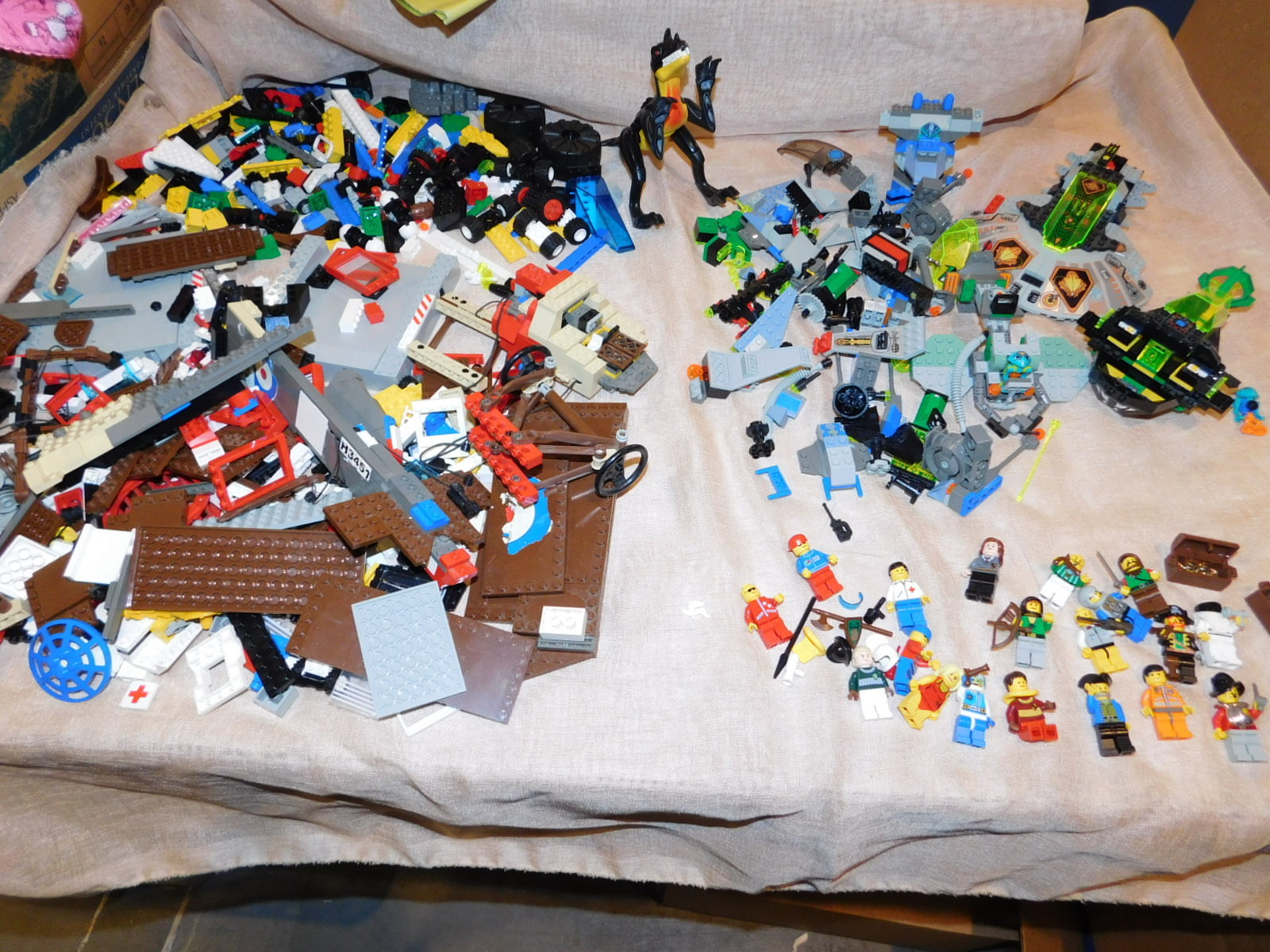 Lego lot 6.5minifigures, 3 books , lots of pics accessories See pics of Dinosaur 386177 Lego lot 6.5minifigures, 3 books , lots of pics accessories See pics of Dinosaur 386177