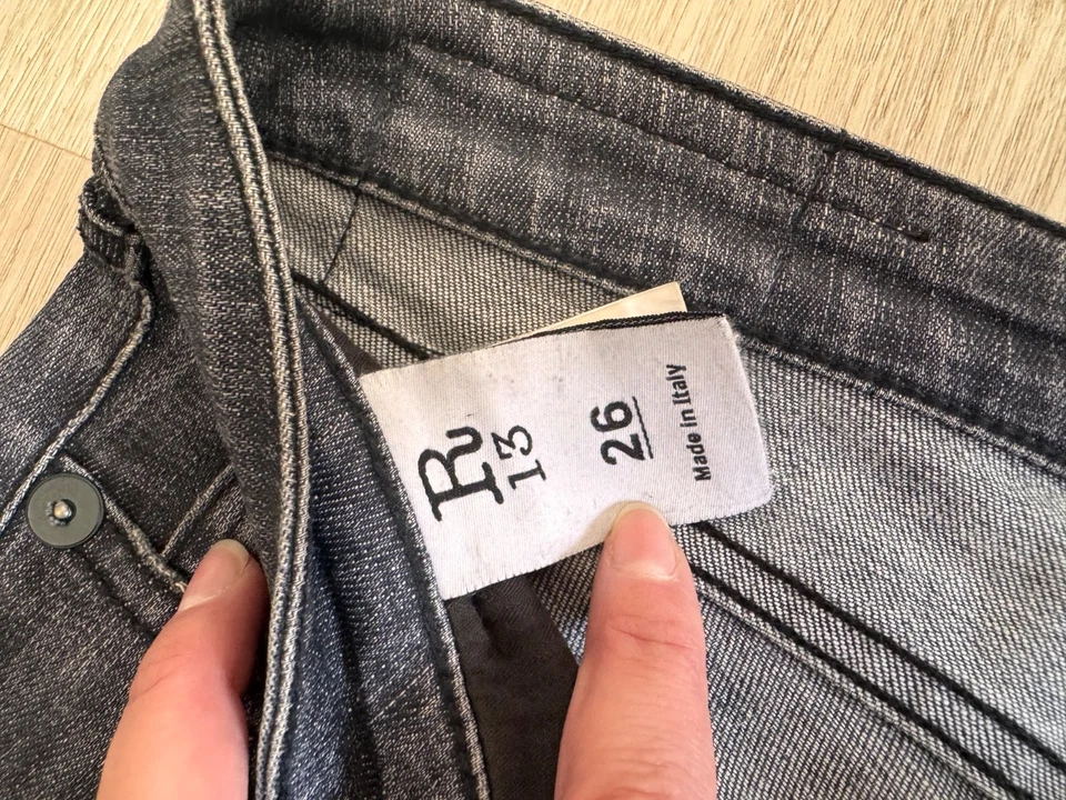 Gorras de mezclilla/cuero negras R13, pierna estilo ajustada, talla 26 Foto 4 de 4